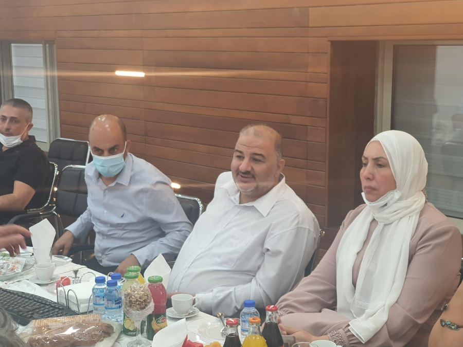 رئيس القائمة العربية الموحدة منصور عباس ونائبته إيمان خطيب ياسين بزيارة لمستشفى العائلة المقدسة بالناصرة